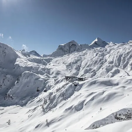Chalet Serviced Luxury Evi, Ski-in Ski-out *
