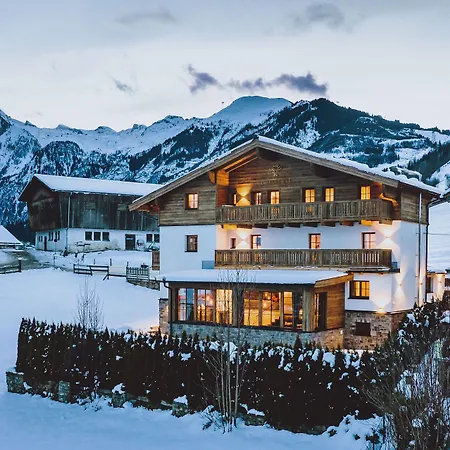 Chalet Serviced Luxury Evi, Ski-in Ski-out Kaprun