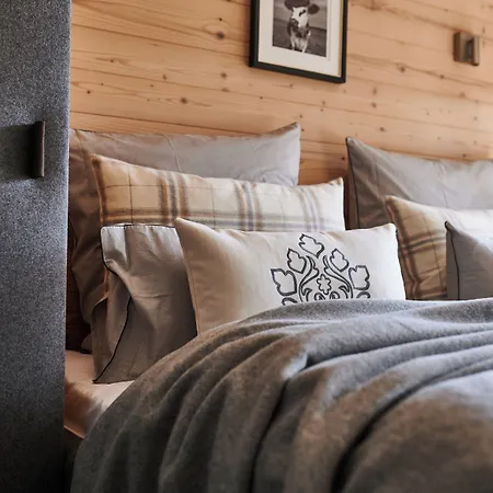 Serviced Luxury Evi, Ski-in Ski-out Chalet Kaprun