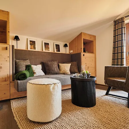 Serviced Luxury Evi, Ski-in Ski-out Chalet *